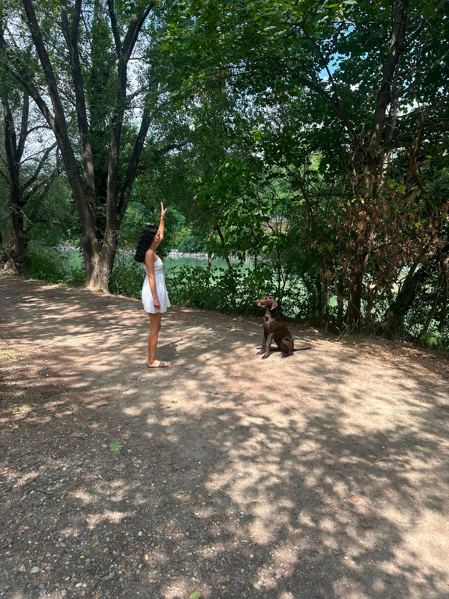 Lara Binder übt Warten und Impulskontrolle mit Hund am Wasser